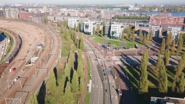 Ámsterdam, 25 de octubre de 2021, Países Bajos. Hiperlapso aéreo de una intersección en el Piet Hein Kade en Amsterdam. tranvía, tráfico, tren y automóviles que pasan por. — Vídeos de Stock