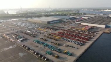 Platformdaki bir limanda makine kazıcısı ve diğer ağır endüstriyel ekipmanlar. Hava aracı görüş alanında uçuyor..