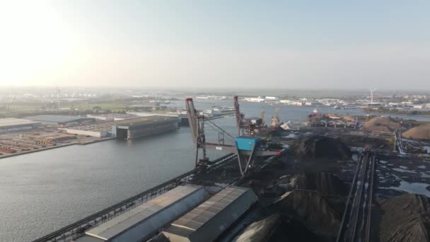 Letecký pohled na nakládací rampu uhelného skladu v Amsterdamu Westpoort, Nizozemsko. Průmyslový přístav. — Stock video