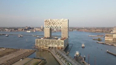 Amsterdam, 19 Ekim 2021, Hollanda 'da. Pontsteiger konut binası Amsterdam şehrinin ufuk çizgisini ve feribotları gösteren hava aracı görüntüsü.