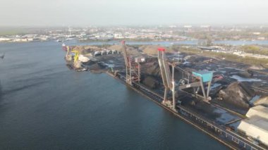 Hollanda, Amsterdam Westpoort 'taki bir kömür depolama tesisinin hava görüntüsü. Sanayi Limanı.