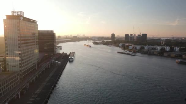 Amsterdam, 9 Ekim 2021, Hollanda. Amsterdam şehir merkezi Ijburg 'un ufuk çizgisinin hava görüntüleri. Feribot ve merkez istasyon.. — Stok video