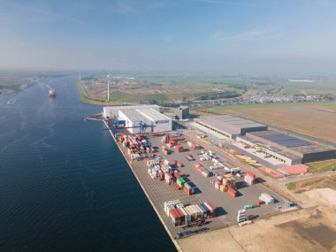 Westzaan, 9 Ekim 2021, Hollanda. Konteynır yanaşma ve lojistik tesisi Noordzeekanaal boyunca hava aracı görüntüsü. Zaandam ve Amsterdam yakınlarında..