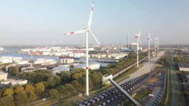 Hemweg batı poort Amsterdam 'ın havadan görünüşü, liman, yel değirmenleri ve sanayi binaları. Celan sürdürülebilir enerji hasadı.