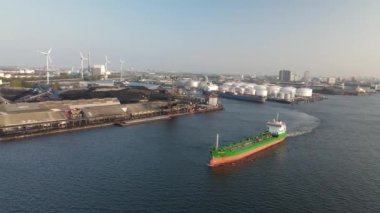 Amsterdam Westpoort 'un, Kuzey Denizi Kanalı' nın hava manzarası. Amsterdam 'ın sanayi limanından geçen büyük bir tanker..