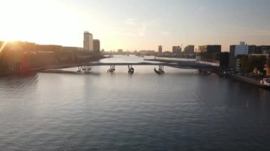 Amsterdam şehir merkezi Ijburg 'un ufuk çizgisinin hava görüntüleri. Feribot ve merkez istasyon..