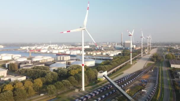 Luchtfoto van de Hemweg westpoort Amsterdam, de haven, windmolens en industriële gebouwen. Duurzame energieoogst van Celan. — Stockvideo