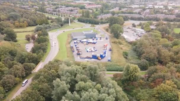 Afvalinzamelingsinstallatie voor recyclage van afval vanuit de lucht. Amsterdam Gaasperdam, Nederland. — Stockvideo