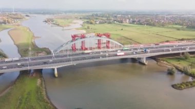 Hollanda altyapı otoyolunun su yolu üzerindeki üstgeçidini, Jan Blankenbrug A2 karayolunu gösteren hiperlapse hava aracı görüntüsü..