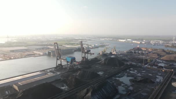 Luftaufnahme eines Verladestegs für Kohlespeicher in Amsterdam Westpoort, Niederlande. Industriehafen. — Stockvideo