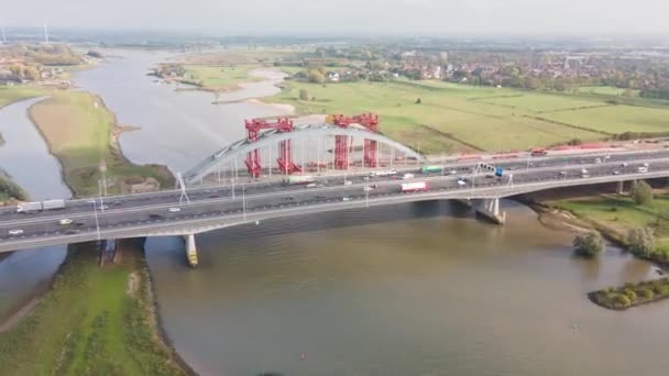 Hyperlapse Drone Ansicht der holländischen Infrastruktur Autobahn Überführung über Wasserstraße Fluss, Jan Blankenbrug Autobahn A2 im Bau. — Stockvideo