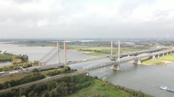 Dr. W. Hupkesbrug und Martinus Nijhoffbrug betrachten aus der Luft eine Autobahnbrücke über eine große Wasserstraße in den Niederlanden. Zaltbommel — Stockvideo