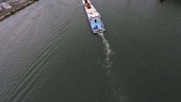 2021年10月31日，鹿特丹，荷兰。鹿特丹港大型运输船的空中浮力射击 — 图库视频影像