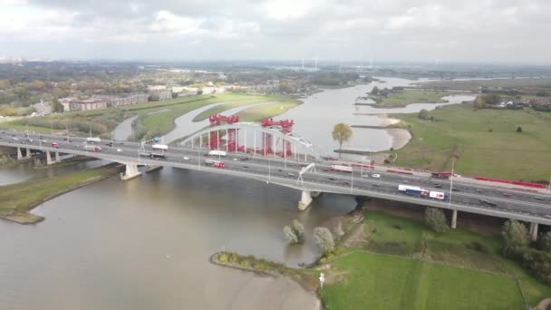 Luchtvaartdrone zicht op Nederlandse infrastructuur snelweg over waterweg, Jan Blankenbrug A2 snelweg in aanbouw. — Stockvideo