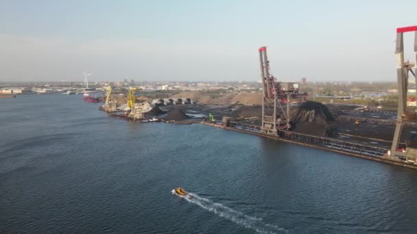 Вид с воздуха на погрузочный док склада угля в Амстердаме Вестпорт, Нидерланды. Промышленная гавань. — стоковое видео