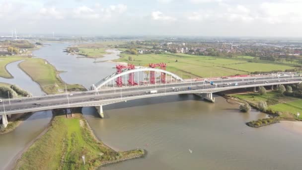 Luchtvaartdrone zicht op Nederlandse infrastructuur snelweg over waterweg, Jan Blankenbrug A2 snelweg in aanbouw. — Stockvideo