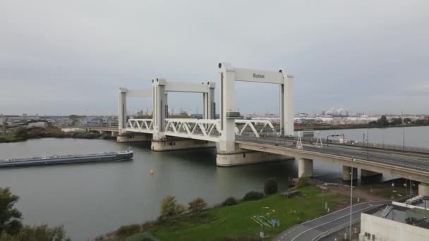 Hubbrücke Botlekbrug aus der Luft für den Straßen- und Schienenverkehr über die Oude Maas im Hafengebiet von Rotterdam. Niederländische Infrastruktur. — Stockvideo