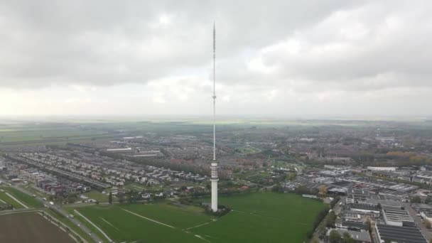 Gerbrandytoren, torre de radiodifusión de telecomunicaciones en los Países Bajos, vista aérea de la infraestructura de comunicación de medios. — Vídeo de stock