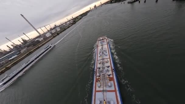 Rotterdam, 31 października 2021 r., Holandia. Aerial fpv akcja strzał dużych statków transportowych w porcie Rotterdam — Wideo stockowe