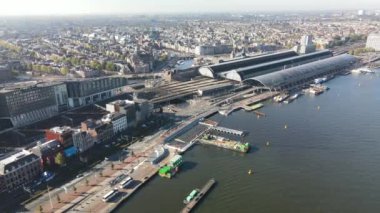 Amsterdam merkez altyapı tren istasyonu tramvay ve otobüs ve şehir merkezi silüeti