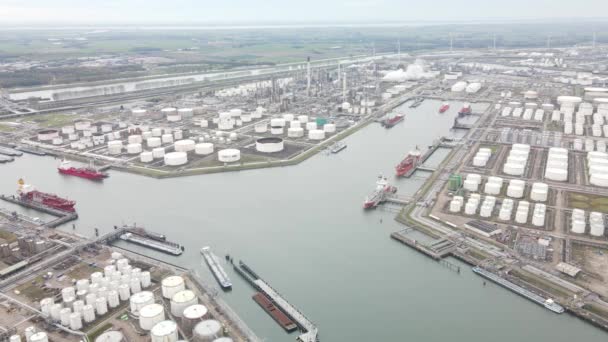 Contenitore e silos nel porto di Rotterdam industria pesante e trasporti lungo la panoramica dei droni aerei portuali Oude Maas Petroleum. — Video Stock