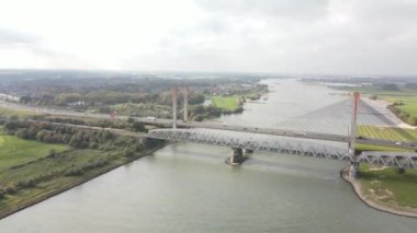 Dr. W. Hupkesbrug ve Martinus Nijhoffbrug hava aracı görüntülü otoyol altyapı köprüsü Hollanda 'da büyük bir su yolu üzerinde. Zaltbommel