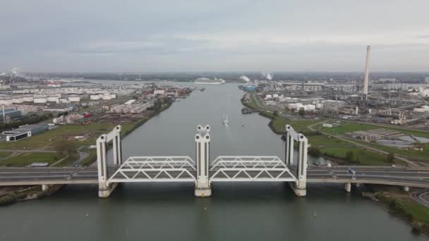 ロッテルダム港周辺のアウドマス川を渡る道路や鉄道の交通のためのBotlekbrug空中ビューリフティング橋。オランダのインフラ. — ストック動画