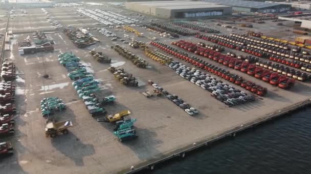 Amsterdam Westpoort, 19 de outubro de 2021, Países Baixos. Escavadora de máquinas e outros equipamentos industriais em um porto em uma plataforma. — Vídeo de Stock