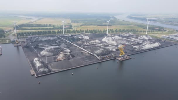 Vue aérienne d'un quai de chargement d'une installation de stockage de charbon à Amsterdam Westpoort, Pays-Bas. Port industriel. — Video