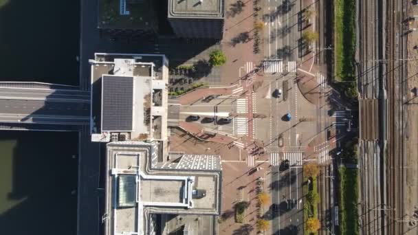 Infrastructuur van Amsterdam trein en tram en weg in het centrum. Bovenaanzicht van de drone vanuit de lucht. Kruispunt van de weg. — Stockvideo