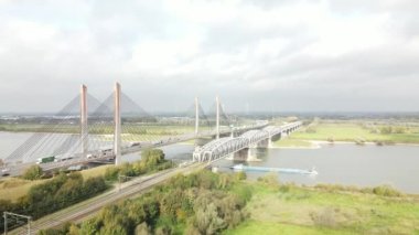 Dr. W. Hupkesbrug ve Martinus Nijhoffbrug hava aracı görüntülü otoyol altyapı köprüsü Hollanda 'da büyük bir su yolu üzerinde. Zaltbommel