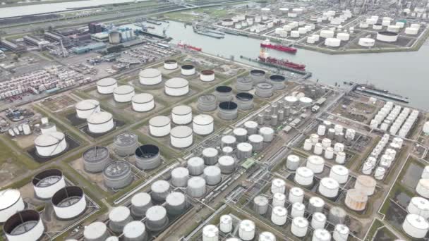 Kontejnery a sila v těžkém průmyslu přístavu Rotterdam a doprava podél leteckého letounu Oude Maas Petroleum Harbour. — Stock video
