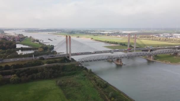 Hyperlapse Dr W. Hupkesbrug et Martinus Nijhoffbrug vue aérienne de drone pont d'infrastructure routière au-dessus d'une grande voie navigable aux Pays-Bas. Zaltbommel — Video