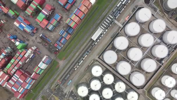 Container och silos i Rotterdams hamn tung industri och transport längs Oude Maas Petroleum hamn antenn drönare översikt. — Stockvideo