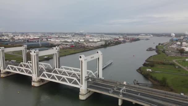 Botlekbrug vista aérea puente de elevación para el tráfico por carretera y ferrocarril sobre el Oude Maas en la zona portuaria de Rotterdam. Infraestructura holandesa. — Vídeo de stock