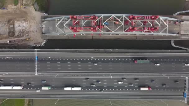 Luchtvaartdrone zicht op Nederlandse infrastructuur snelweg over waterweg, Jan Blankenbrug A2 snelweg in aanbouw. — Stockvideo