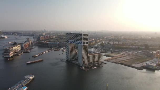 Amsterdam, 19. října 2021, Nizozemsko. Pontsteiger obytné budovy letecké drone pohled na panorama města Amsterdamu a trajekty. — Stock video