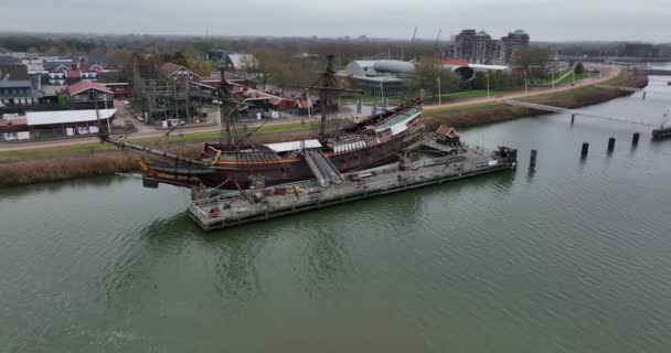 Batavia tarihi gemisi Lelystad, Hollanda 'da suda. Hava aracı görünümü — Stok video