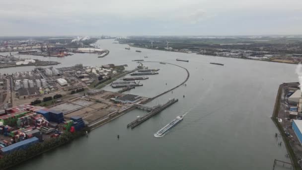 Container en silo 's in de Rotterdamse haven zware industrie en transport langs de Oude Maas Aardoliehaven drone overzicht. — Stockvideo