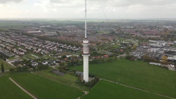 Ijselstein, 4 Kasım 2021, Hollanda. Gerbrandytoren, Hollanda 'daki telekomünikasyon yayın kulesi, medya iletişim altyapısı hava aracı görüntüsü. — Stok video