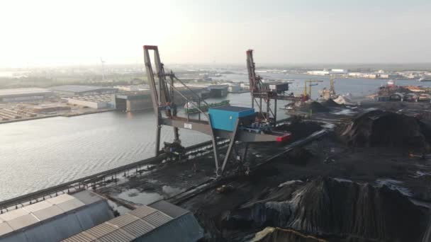 Vista aérea de uma instalação de armazenagem de carvão doca de carga em Amsterdão Westpoort, Países Baixos. Porto industrial. — Vídeo de Stock
