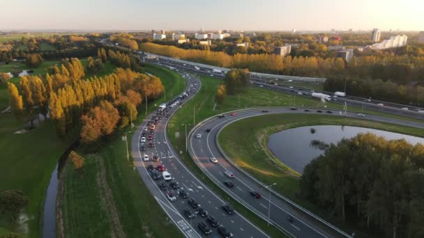 N247 ve A10 Ringweg arasında kuzey Amsterdan kavşağı, akşam trafiğinin otoyolda durduğu otoyol. Yolcular evlerine gidiyor.. — Stok video