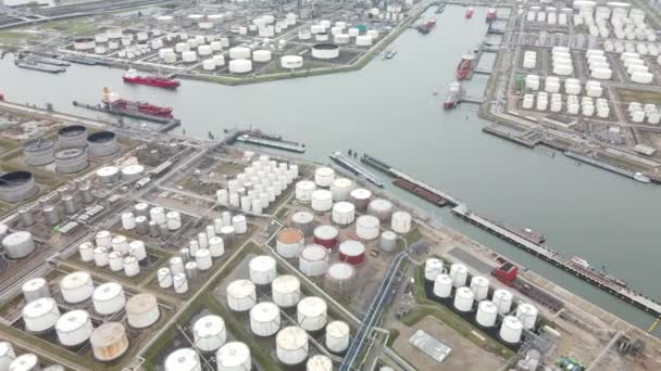 Container och silos i Rotterdams hamn tung industri och transport längs Oude Maas Petroleum hamn antenn drönare översikt. — Stockvideo