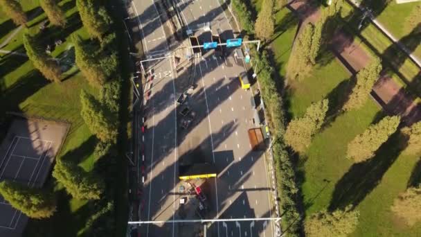 Amsterdam, 24 ottobre 2021, Paesi Bassi. Piet Heinkade, Ij Tunnel strada principale lungo l'Ij, che conduce verso la stazione centrale. Vista aerea drone — Video Stock