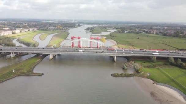 공중 무인기로 공사중인 Jan Blankenbrug A2 고속도로 가 수로를 넘어가는 모습. — 비디오