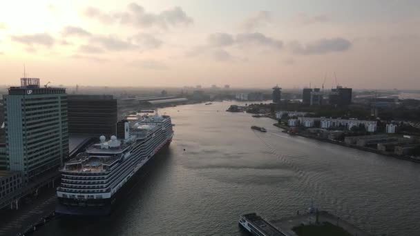 Amsterdam, 19 oktober 2021, Cruiseschip aangemeerd bij de Amsterdamse Passagiersterminal. Centrum van Amsterdam — Stockvideo