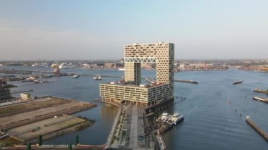 Amsterdam, 19 Ekim 2021, Hollanda 'da. Pontsteiger konut binası Amsterdam şehrinin ufuk çizgisini ve feribotları gösteren hava aracı görüntüsü.