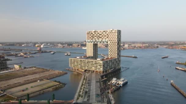 Amsterdam, 19 Ekim 2021, Hollanda 'da. Pontsteiger konut binası Amsterdam şehrinin ufuk çizgisini ve feribotları gösteren hava aracı görüntüsü. — Stok video