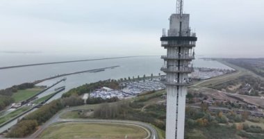 Lelystad 'daki telekomünikasyon kulesi, Oostvaardersplassen' e bakan Lelystad 'a bakan yayın kulesi. Medya yayın istasyonu telekomünikasyonu. Hava aracı görünümü.