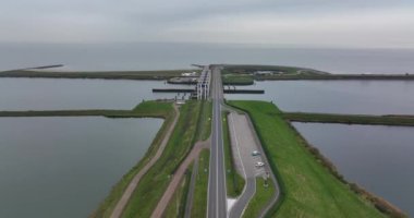 Lelystad 'dan Enkhuizen' e doğru giden yol ve hendek boyunca ev tipi su birikintileri. Su kenarındaki Hollanda altyapısı Makermeer ve Ijselmeer